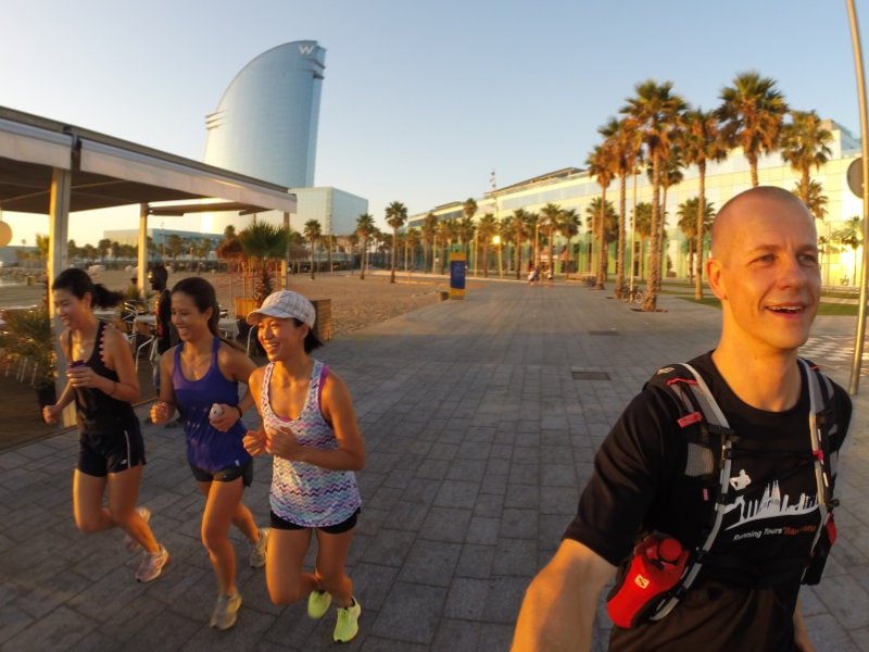 Running Tour in Barcelona with a group of friends - Run Fun Sights